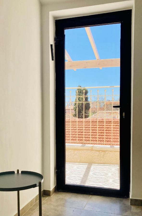 Lovely New Private Duplex In Prime Center Location *