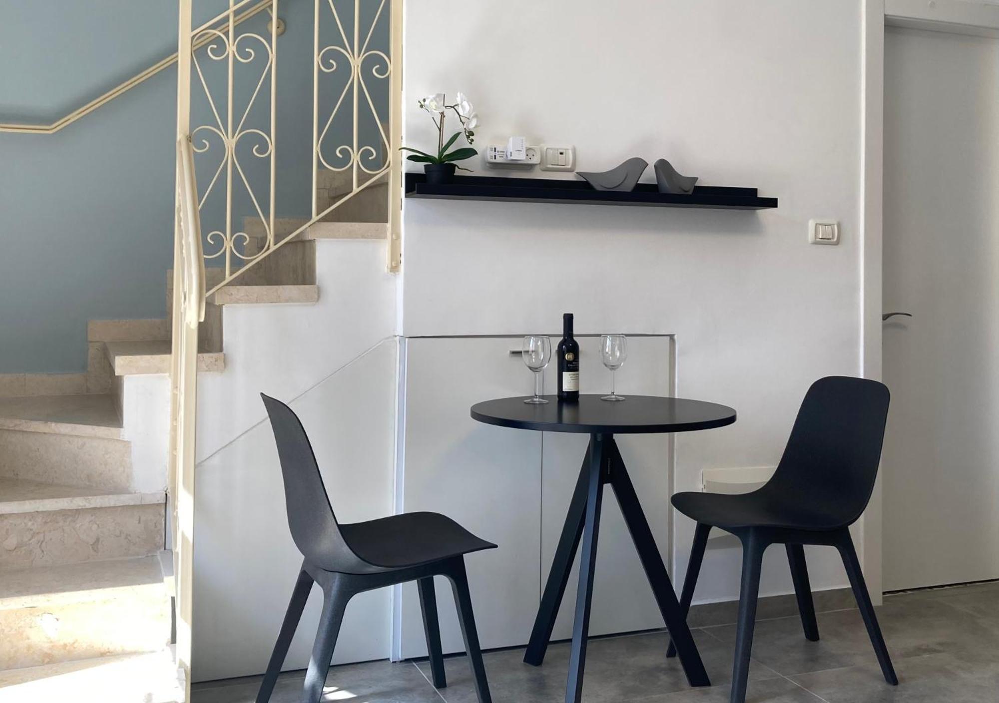 Lovely New Private Duplex In Prime Center Location Apartment *