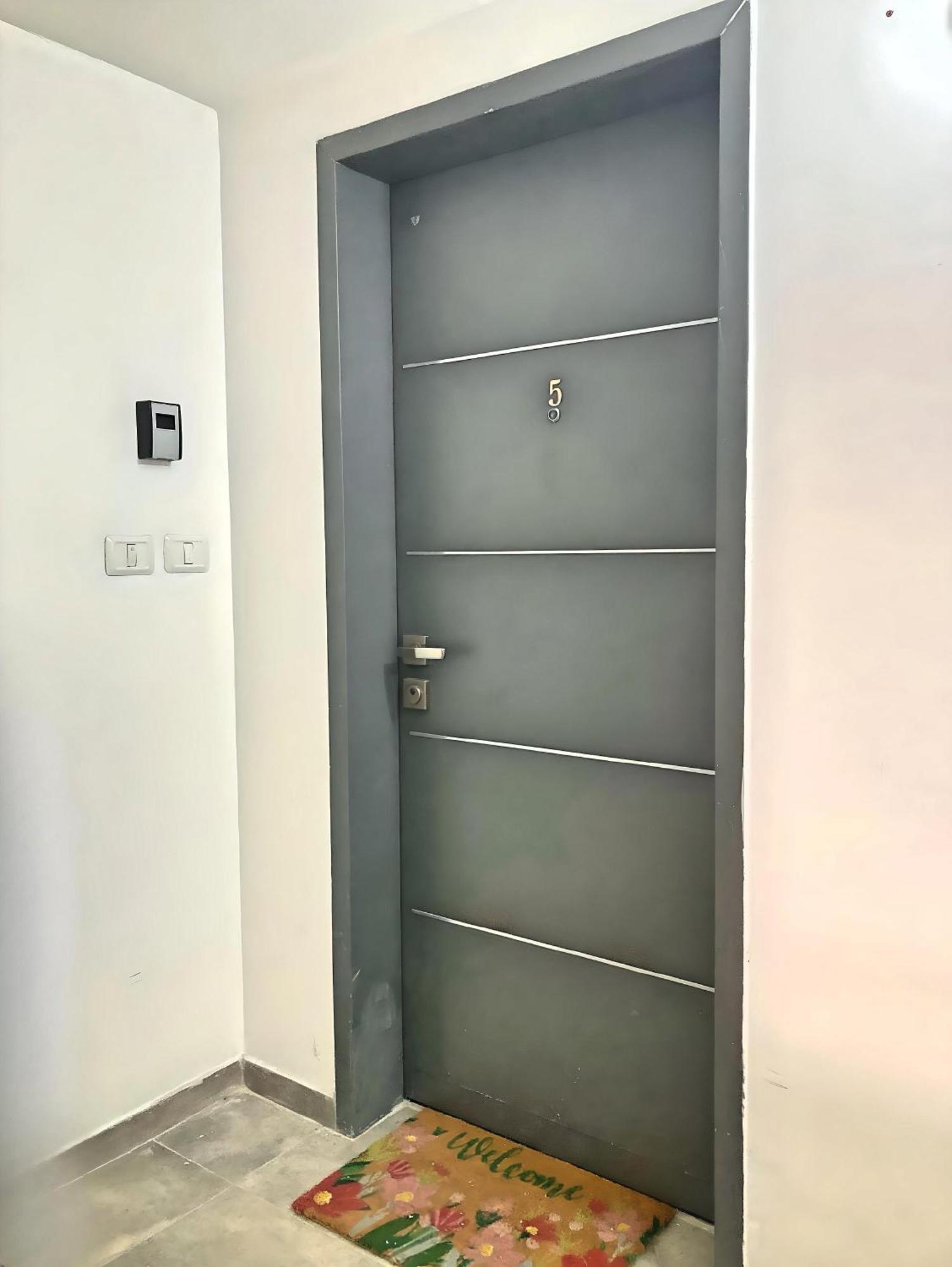 Lovely New Private Duplex In Prime Center Location
